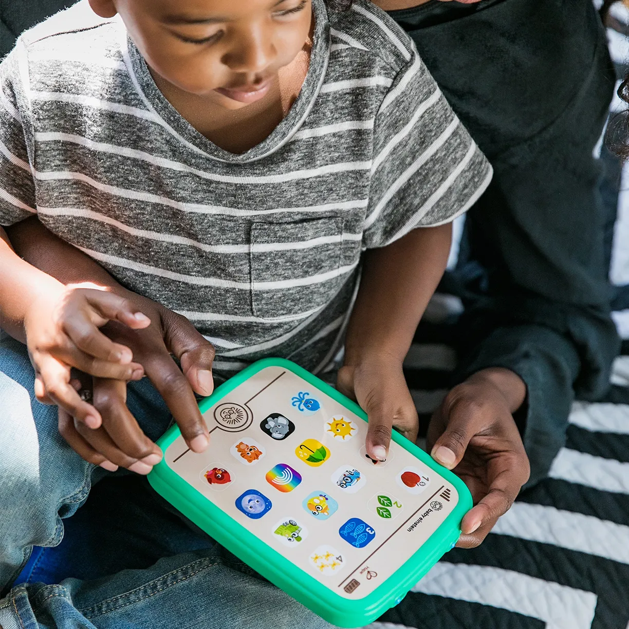 HX-PxBp0YXyNDwmmQmq8y8xRfxcdoB30p5brTYyWO4w= Игрушка музыкальная Hape развивающая, сенсорная "Планшет" 4