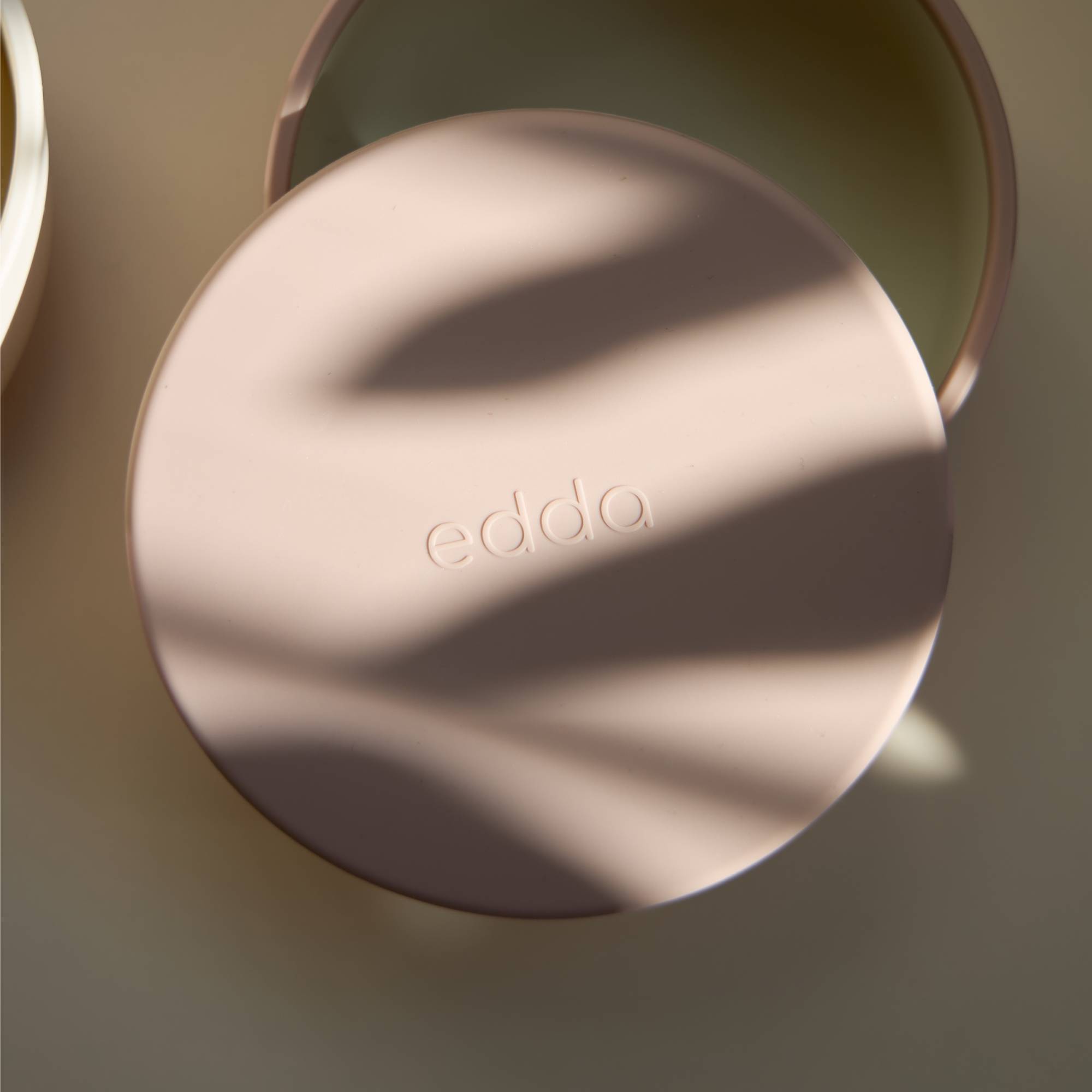 7-_1_ Силиконовая миска на присоске с крышкой Edda, Пудра 2